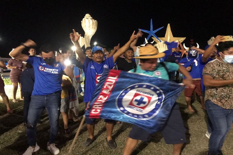 AFICIONADOS DEL CRUZ AZUL SE REÚNEN EN LA GLORIETA DEL “CEVICHE” 