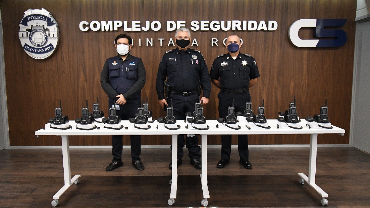 LA POLICÍA QUINTANA ROO REALIZA ENTREGA DE RADIOS A LA SECRETARÍA DE SEGURIDAD PÚBLICA Y TRÁNSITO DE SOLIDARIDAD